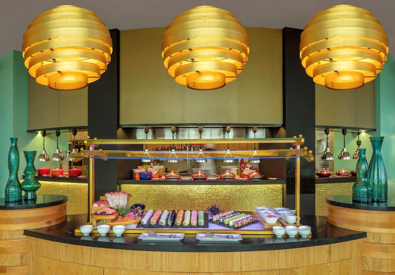 Symphony Style Hotel Kuwait Salmiya Luaran gambar The buffet at the restaurant