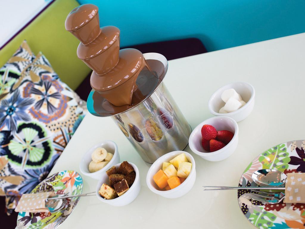 Symphony Style Hotel Kuwait Salmiya Luaran gambar A chocolate fountain