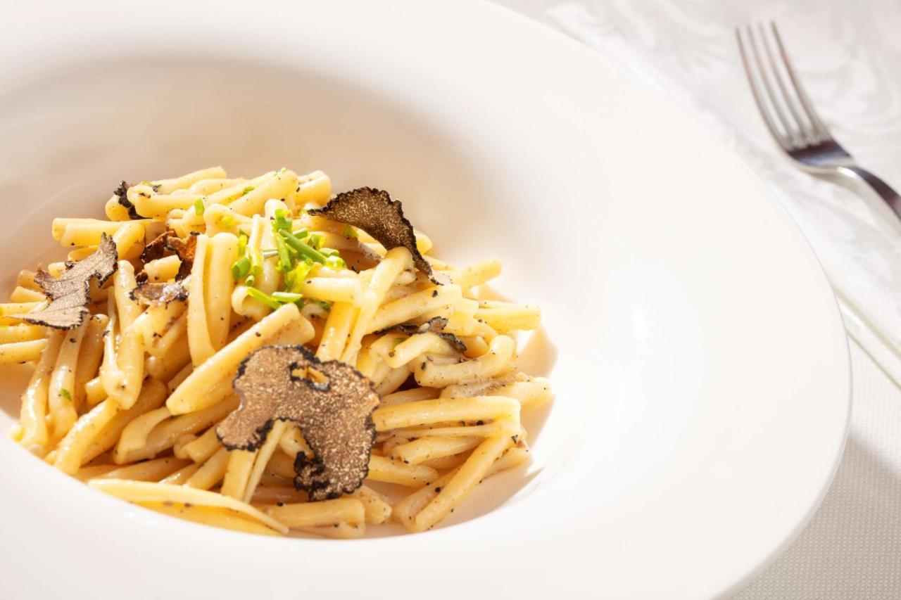 Symphony Style Hotel Kuwait Salmiya Luaran gambar Tagliolini with black truffle