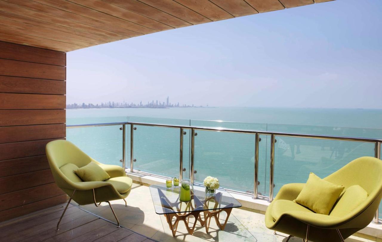 Symphony Style Hotel Kuwait Salmiya Luaran gambar A balcony at Jumeirah Beach Hotel