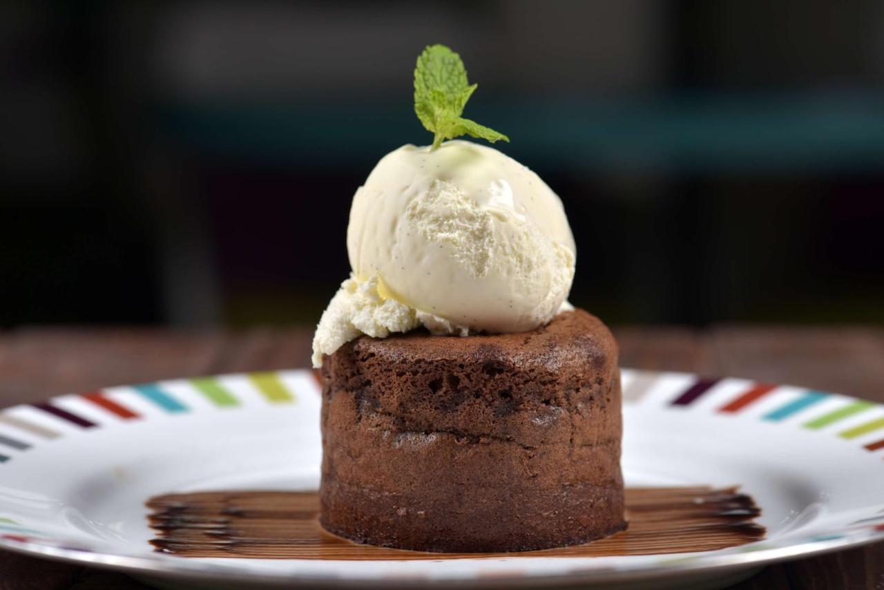 Symphony Style Hotel Kuwait Salmiya Luaran gambar A chocolate lava cake with ice cream