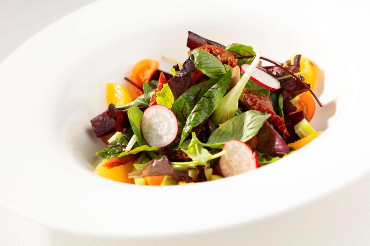 Symphony Style Hotel Kuwait Salmiya Luaran gambar A salad of mixed greens