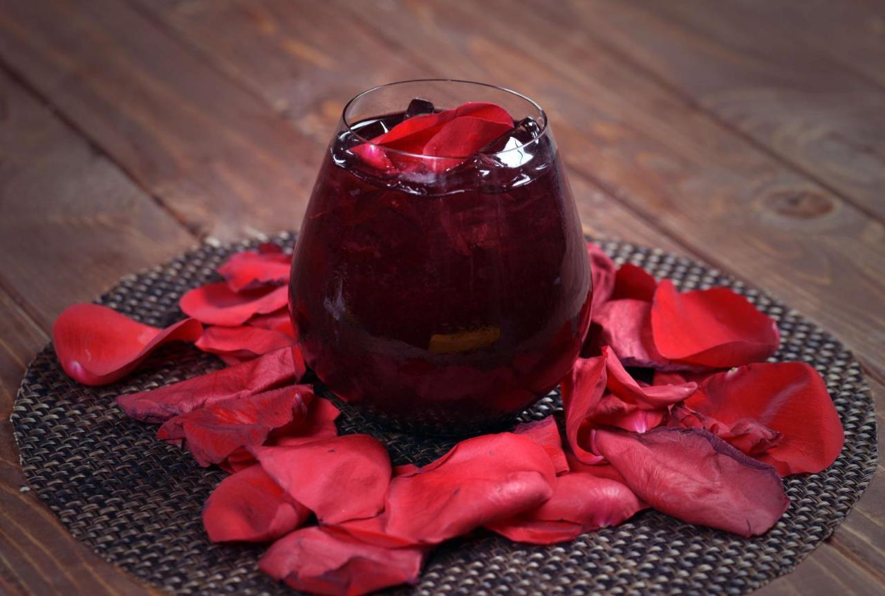 Symphony Style Hotel Kuwait Salmiya Luaran gambar A glass of pomegranate juice